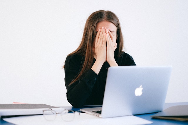 Stressed woman in front of a laptop